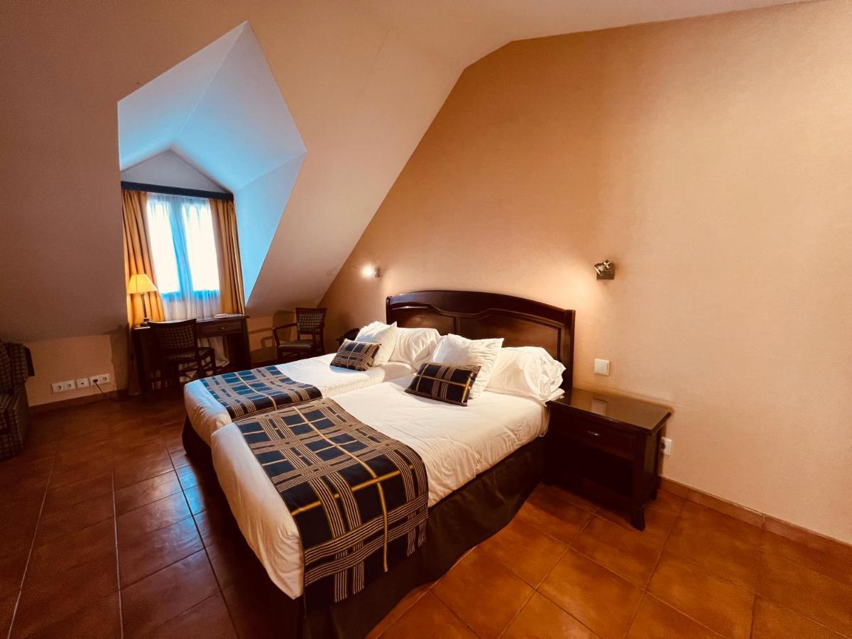 Hospedium Hotel Los Lanceros San Lorenzo de El Escorial Kültér fotó