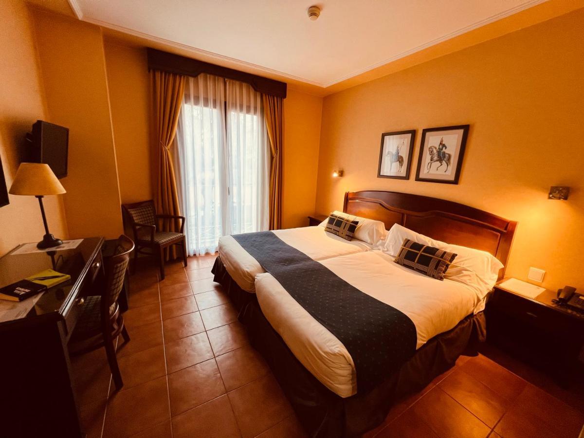 Hospedium Hotel Los Lanceros San Lorenzo de El Escorial Kültér fotó