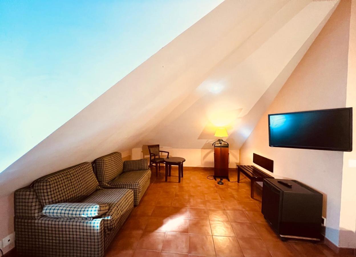Hospedium Hotel Los Lanceros San Lorenzo de El Escorial Kültér fotó